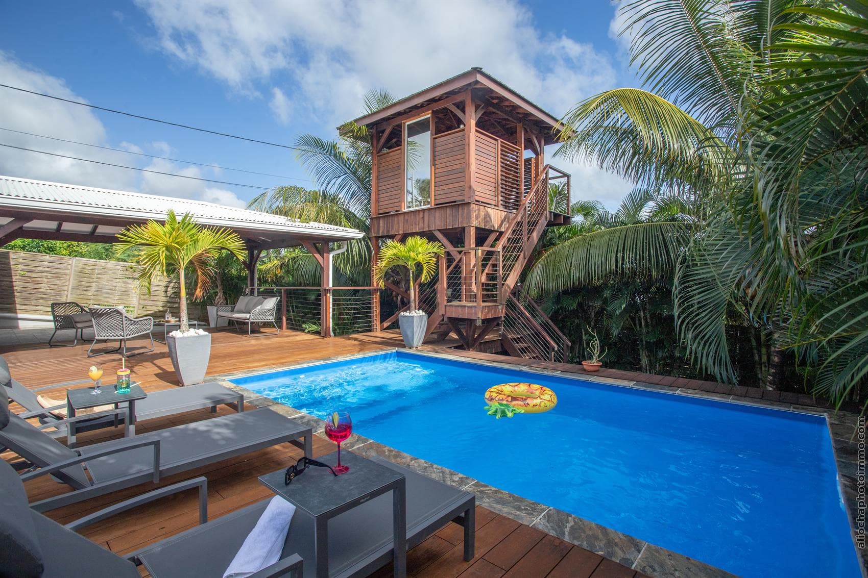 La piscine chauffée, le deck en bois d'IPÉ et le jacuzzi perché dans sa tour