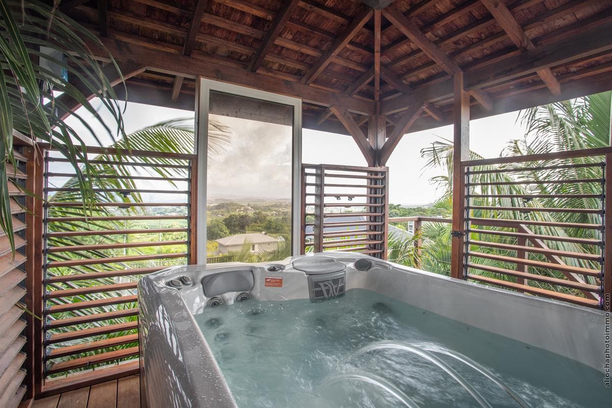 Le jacuzzi dans sa tour en bois, ouvert sur la plaine du Lamentin