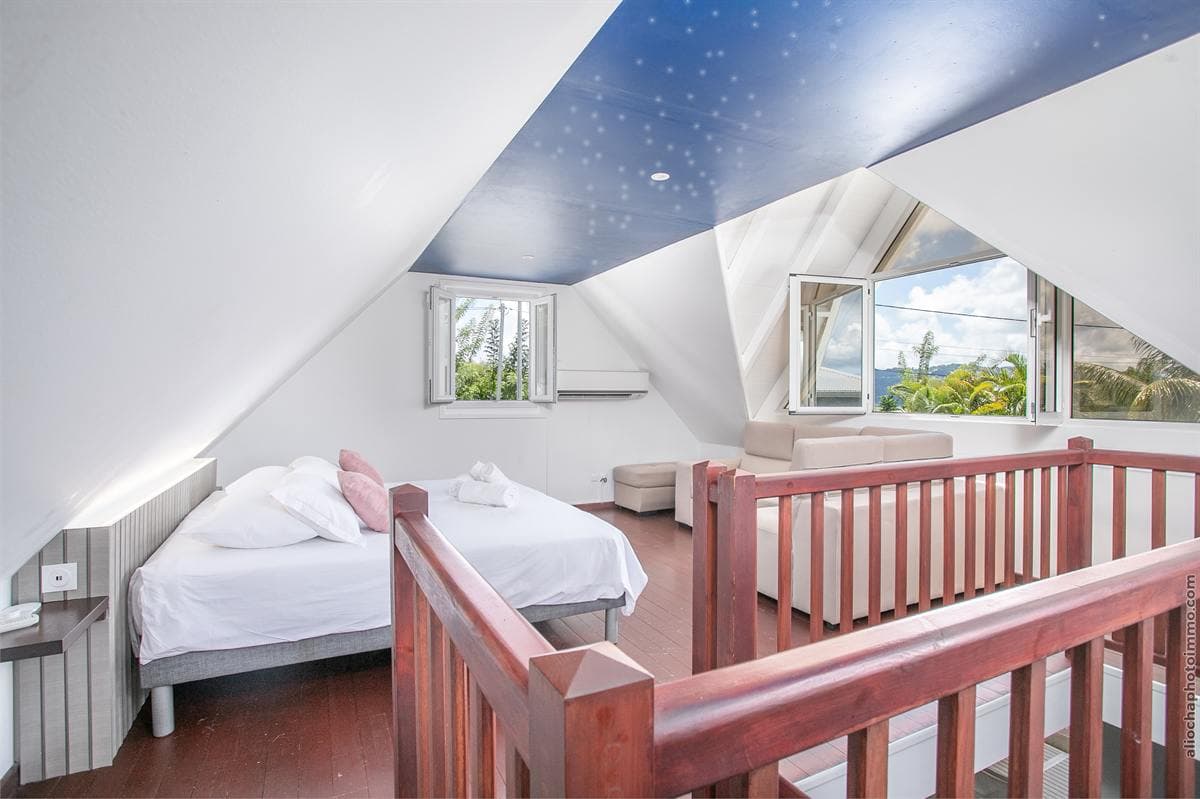 La mezzanine, quatrième chambre, sous son plafond peint en ciel étoilé