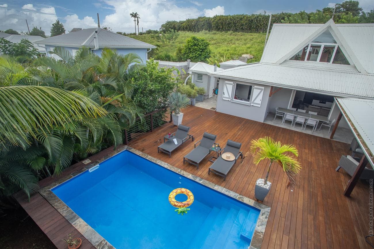 La villa et son deck vus d'en haut, prêts à recevoir
